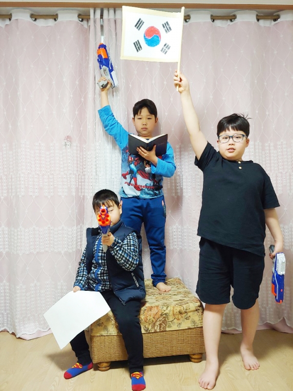 종곡초등학교에 다니는 김준수(6학년) 윤수(4학년) 민수(1학년) 3형제가 태극기를 만든 후 장난감 무기를 들고 비장한 모습으로 애국의지를 불태우고 있다.