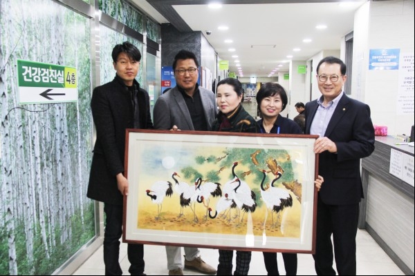 김부님 선생이 한양병원에 송학도를 기증하고 병원관계자들과 기념촬영을 했다.