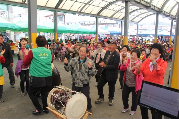 마로면민 화합잔치에 참여한 주민들이 무대에서 펼쳐지는 공연을 보며 함께 즐기고 있다.