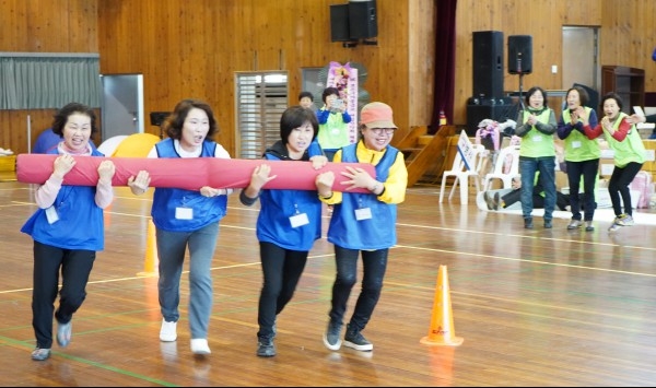여성산악회 한마음 체육대회에서 회원들이 회전열차 경기를 하며 즐거운 시간을 보내고 있다.