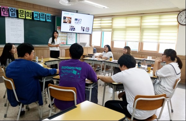 지난 7월 13일 보은고등학교 한일문화교류반 동아리 학생들과 일본인 대학생이 함께 한인문화교류를 갖고 기념촬영을 하고 있다.