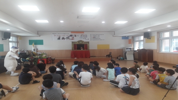 문화예술점빵 풍년상회가 찾아가는 문화활동지원사업으로 수정초등학교에서 아동극을 공연하고 있다.