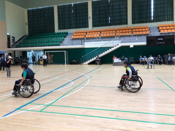 지난 8월 23일 제8회 보은군장애인 한마음 체육대회에 참가한 선수들이 열띤 경기를 펼치고 있는 모습이다.
