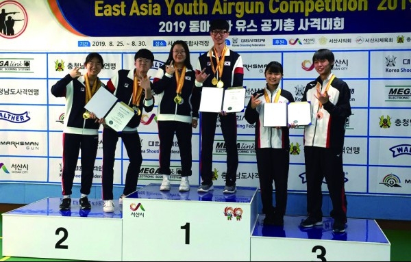 동아시아 유스공기총 대회에서 김나관 선수와 권은지 선수가 혼성대회에서 금메달을 받고 기념촬영을 했다.