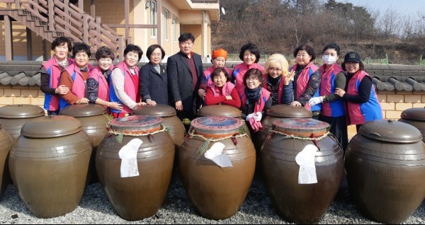 한국생활개선보은군연합회는 지난 2월 21일 장안면 장내리 보은군장류체험장에서 임원 15명이 참석한 가운데 연말 불우이웃에 전달할 장 담그기 행사를 실시하고 기념촬영을 했다.