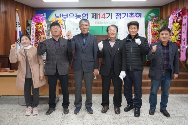 박순태 조합장이 임원으로 선출된 이윤정， 이달혁， 이명희， 김상배， 최윤식 이사와 기념사진을 찍고 있다(사진 왼쪽부터)