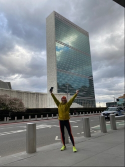 뉴욕 유엔본부를 뒤로한 파이널 라인을 밟은 진장환 러너가 기쁨의 만세를 부르고 있다.
