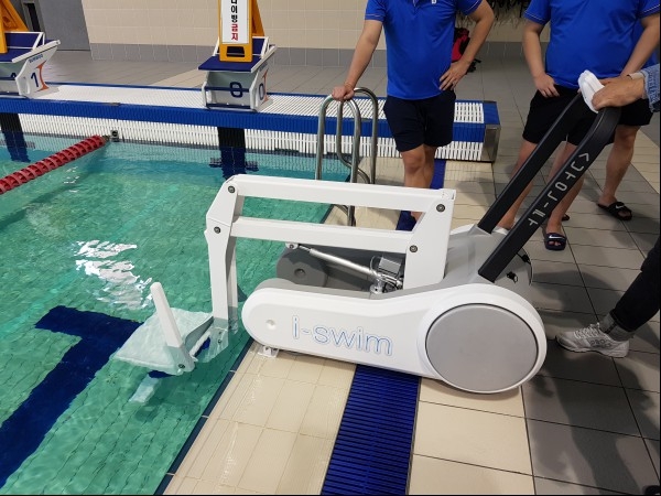 아산시 배미·방축 수영장에는 장애인들이 수영장 안으로 쉽게 들어갈 수 있도록 리프트까지 갖추고 있다.