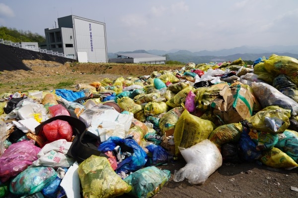 지난 5월 4일 연휴후 수거된 쓰레기가 자원순환센터 야외에 쌓여 있는 모습이다.
