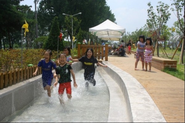 증평군 물놀이 시설. 실개천 물길에서 어린이들이 물놀이를 즐기고 있다.