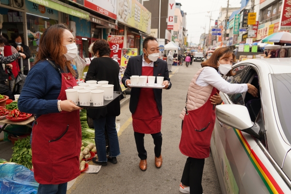 보은커피동회는 보은장날 길거리 카페를 차려 주민들과 상인들에게 따뜻한 커피를 직접 배달하며 온정을 나누었다.