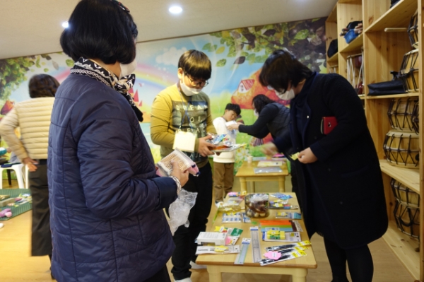 송죽초등학교 학부모들이 알뜰시장에 나온 물건들을 둘러보며 구매하고 있다.