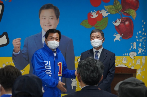 김응선 군수 예비후보가 지난 4월 16일 지지자와 지역주민들이 참석한 가운데 사무실 개소식을 하고 있다.<br>