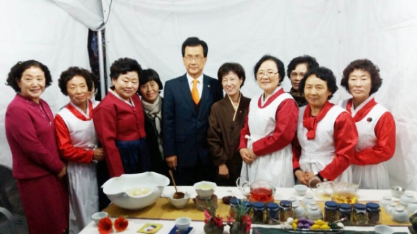 한국의 전통차를 사랑하는 사람들이 모여 만든 전통차 동호회 '은다례'. 이시시종 충북도지사와 함께 찍은 회원들의 모습이다.
