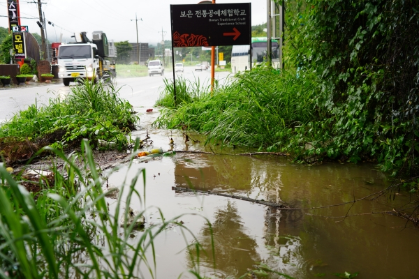 보은읍 누청리 국도 25호변 이평식당 맞은편 도로 측구에 토사가 쌓여 빗물이 도로로 넘쳐 차량운행에 지장을 받았다.