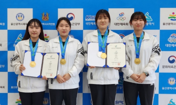 보은여중 출신 울진군청 소속 공기소총 여자부 권은지(왼쪽 두번째), 류나영(왼쪽 세번째) 선수가 단체전 금메달을 획득하고 기념촬영을 했다.