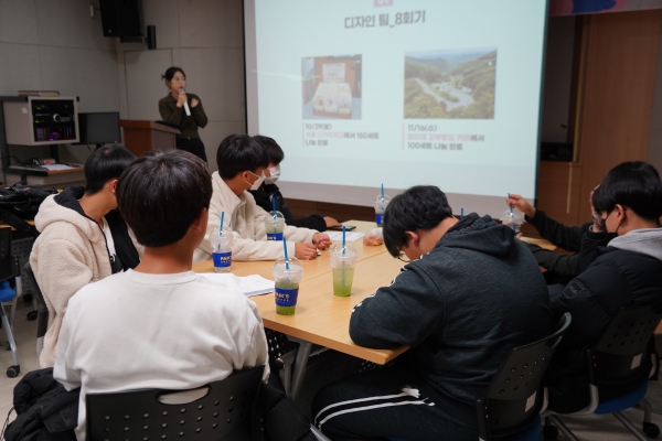 동그랑 프로젝트 강하영씨가 팀별 활동의 결과와 향후 추진계획에 대해 설명하고 있다.