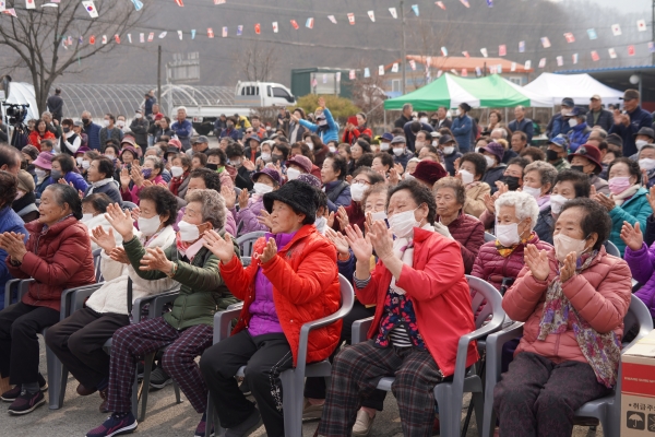 산외면 민속한마당 축제에서 주민들이 흥겨운 노래에 맞춰 박수를 치며 즐거워하고 있다.