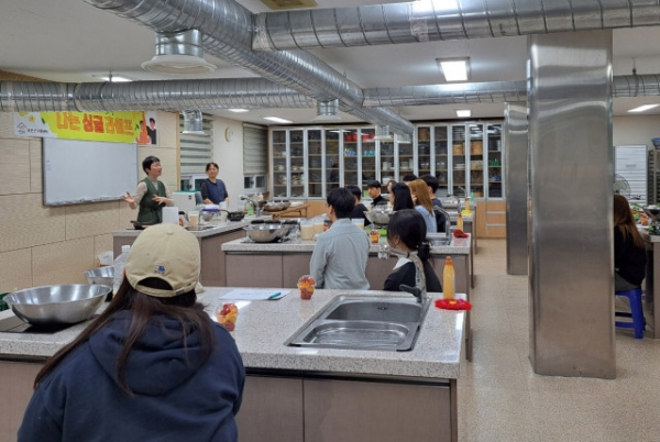 보은군가족센터가 청년1인가구 지원사업을 시작했다.  사진은 1회기 혼밥에 감성더하기로 요리실습을 하고 있다.