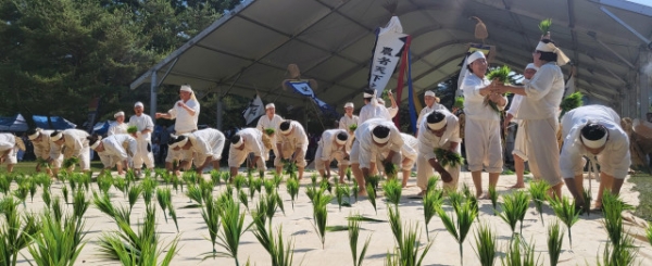 민속예술경연대회에서 최우수상을 수상한 장안면 전통민속보존회가 보은장안농요를 작품화해 경연대회에 출전한 모습이다.