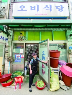 식당을 운영한지 48년째 되는 오춘재씨가 가게문을 열고 있다.